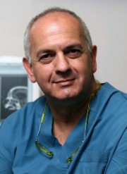 профессор нейрохирург Шломи Константини